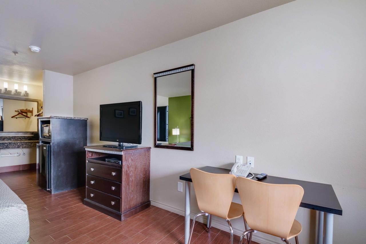 Motel 6 Floresville Екстериор снимка