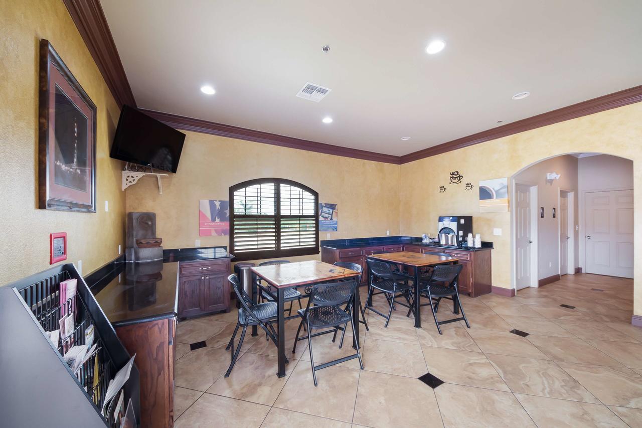 Motel 6 Floresville Екстериор снимка