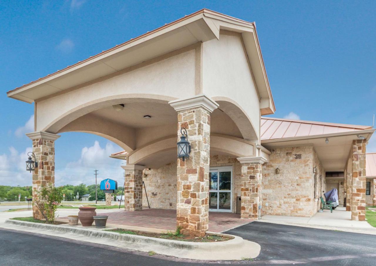 Motel 6 Floresville Екстериор снимка