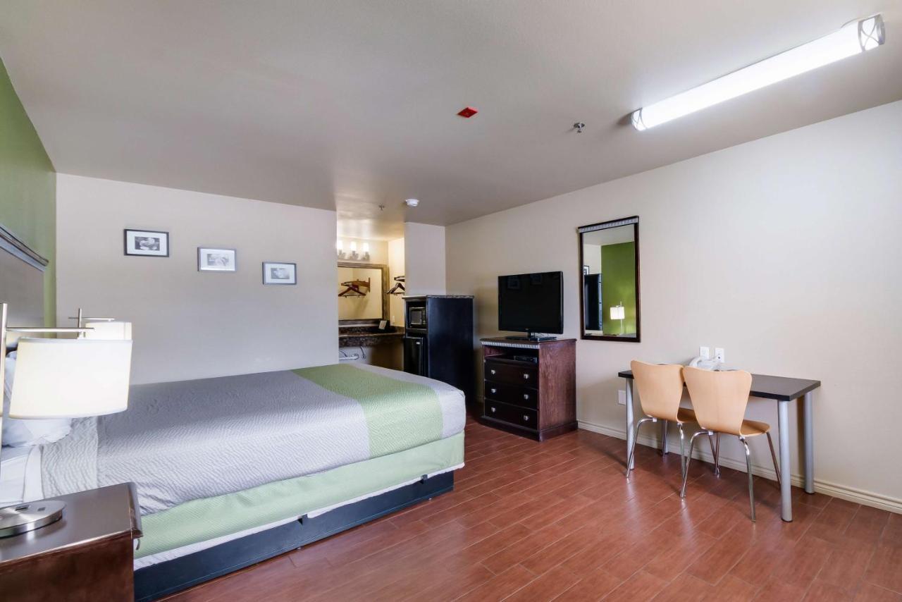 Motel 6 Floresville Екстериор снимка