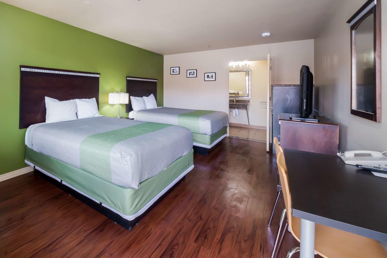Motel 6 Floresville Екстериор снимка