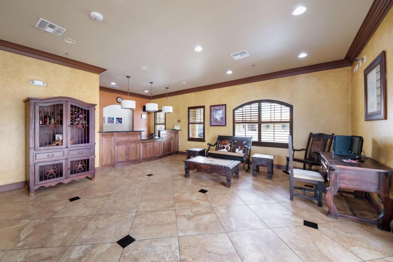 Motel 6 Floresville Екстериор снимка