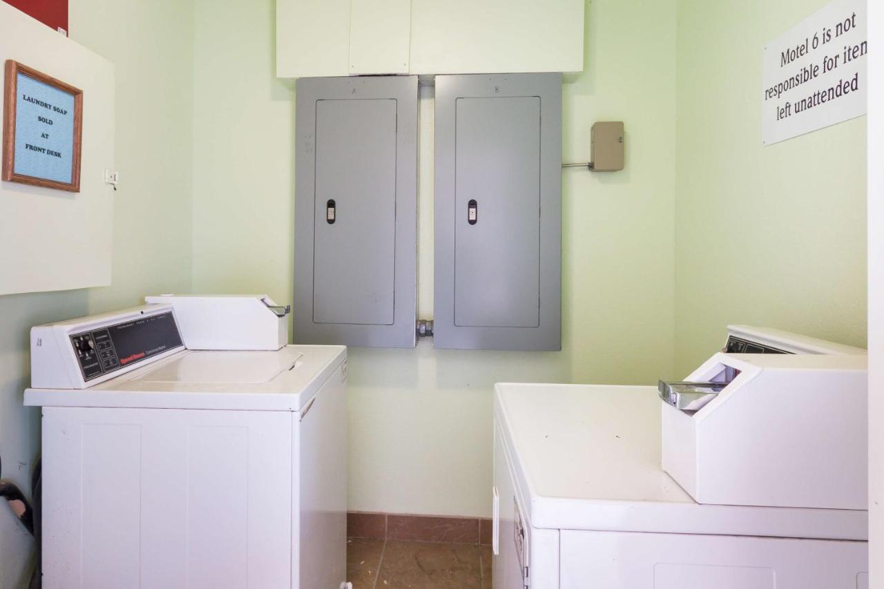 Motel 6 Floresville Екстериор снимка