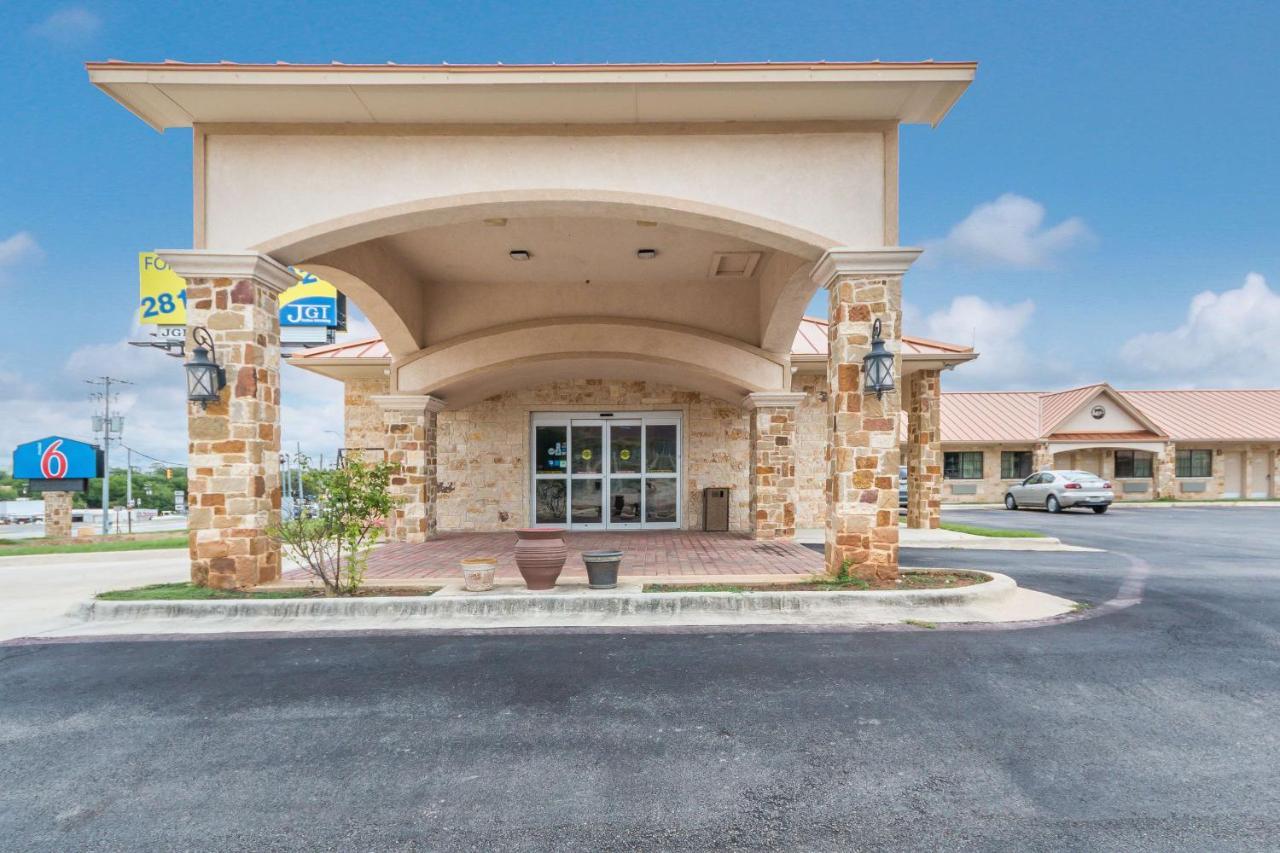 Motel 6 Floresville Екстериор снимка